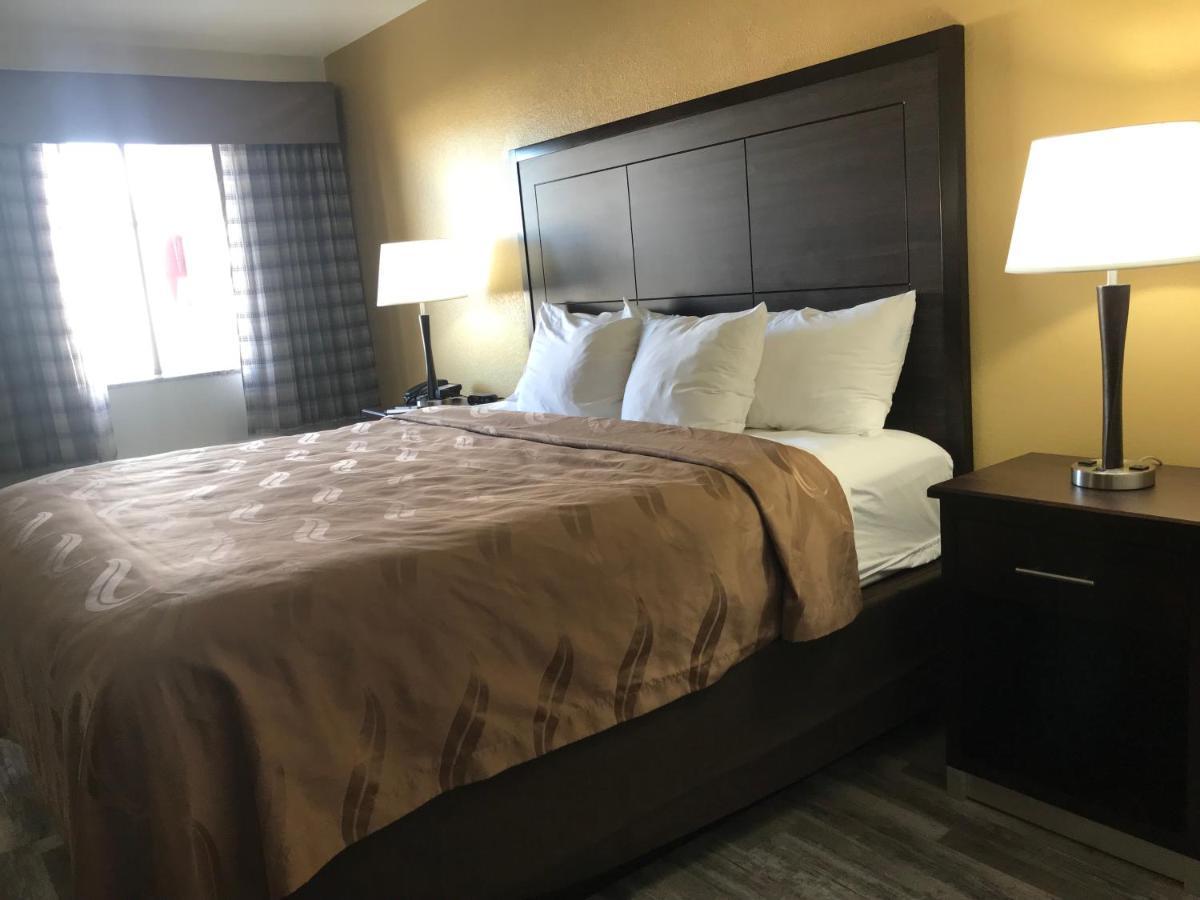 Quality Inn & Suites Near Downtown Меса Экстерьер фото