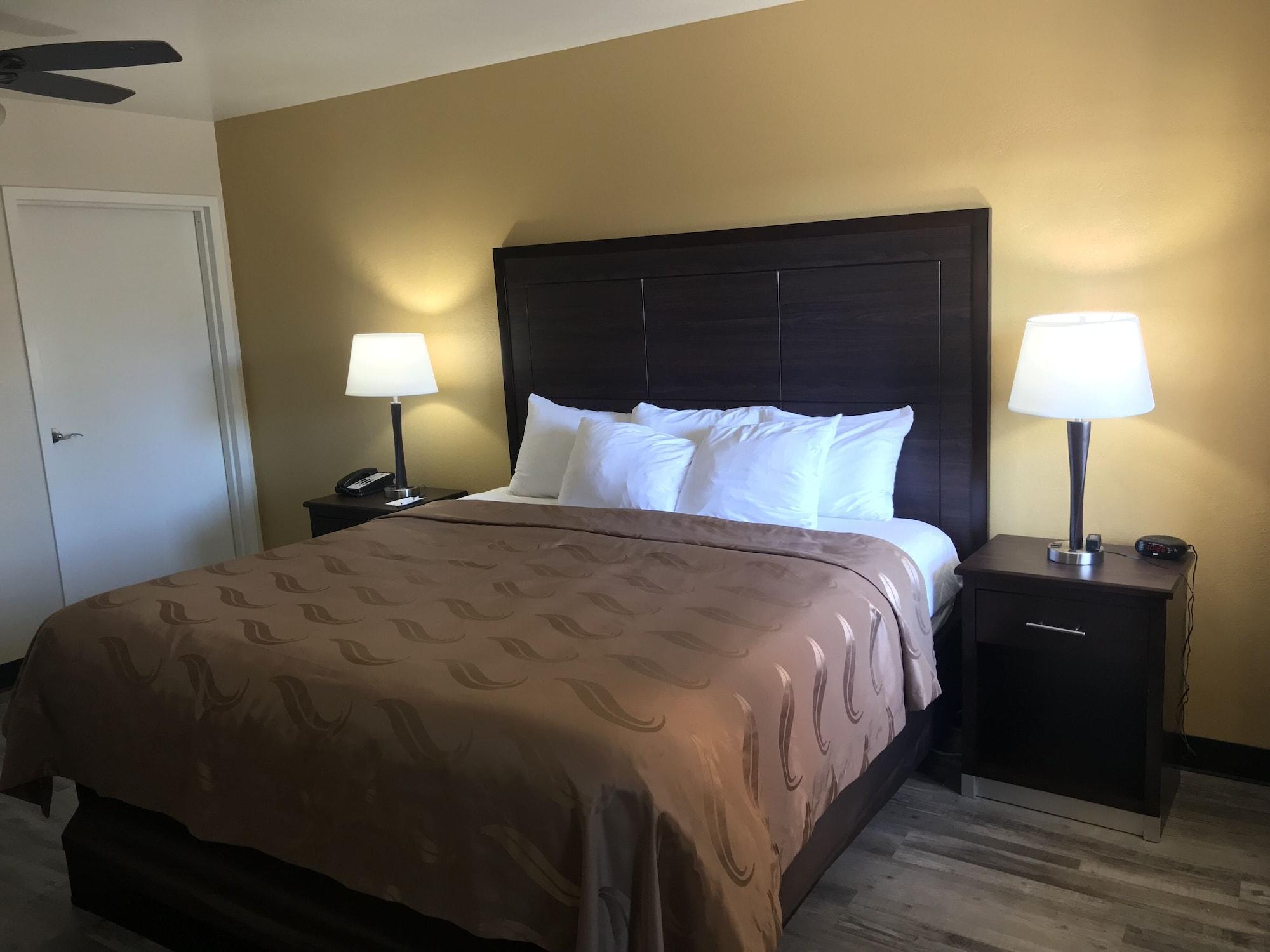Quality Inn & Suites Near Downtown Меса Экстерьер фото