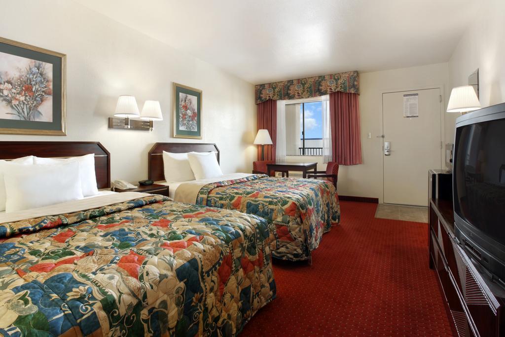 Quality Inn & Suites Near Downtown Меса Экстерьер фото