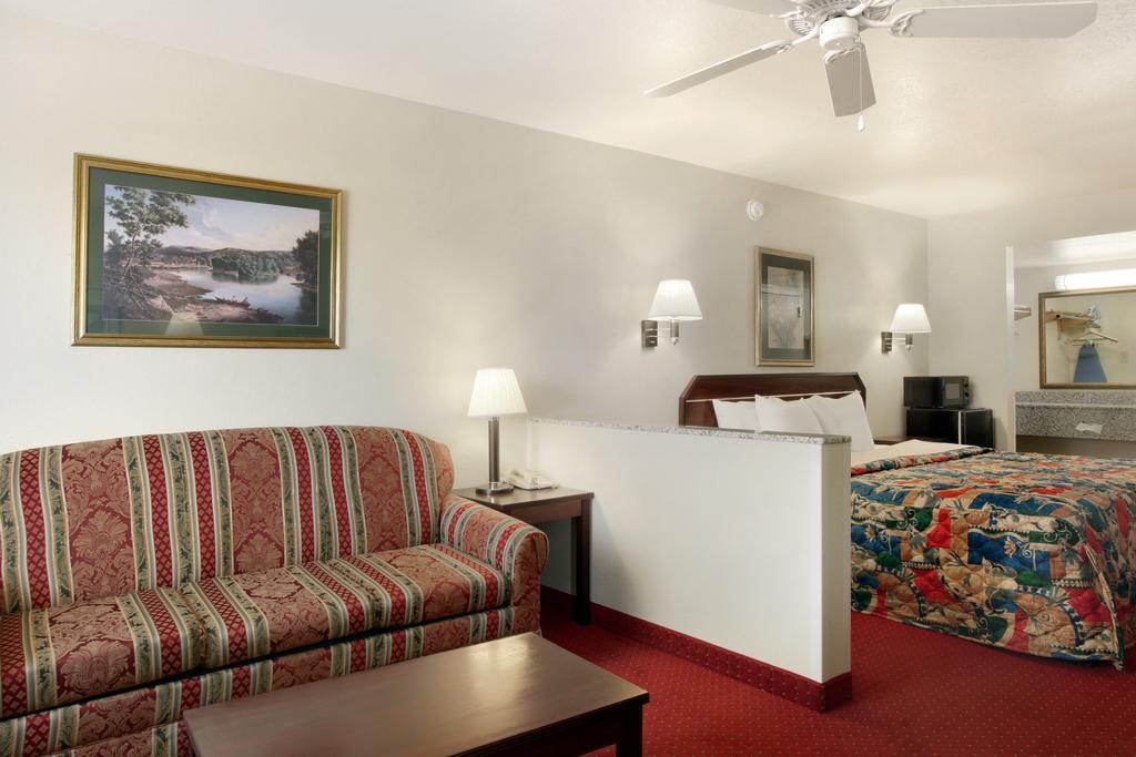 Quality Inn & Suites Near Downtown Меса Экстерьер фото